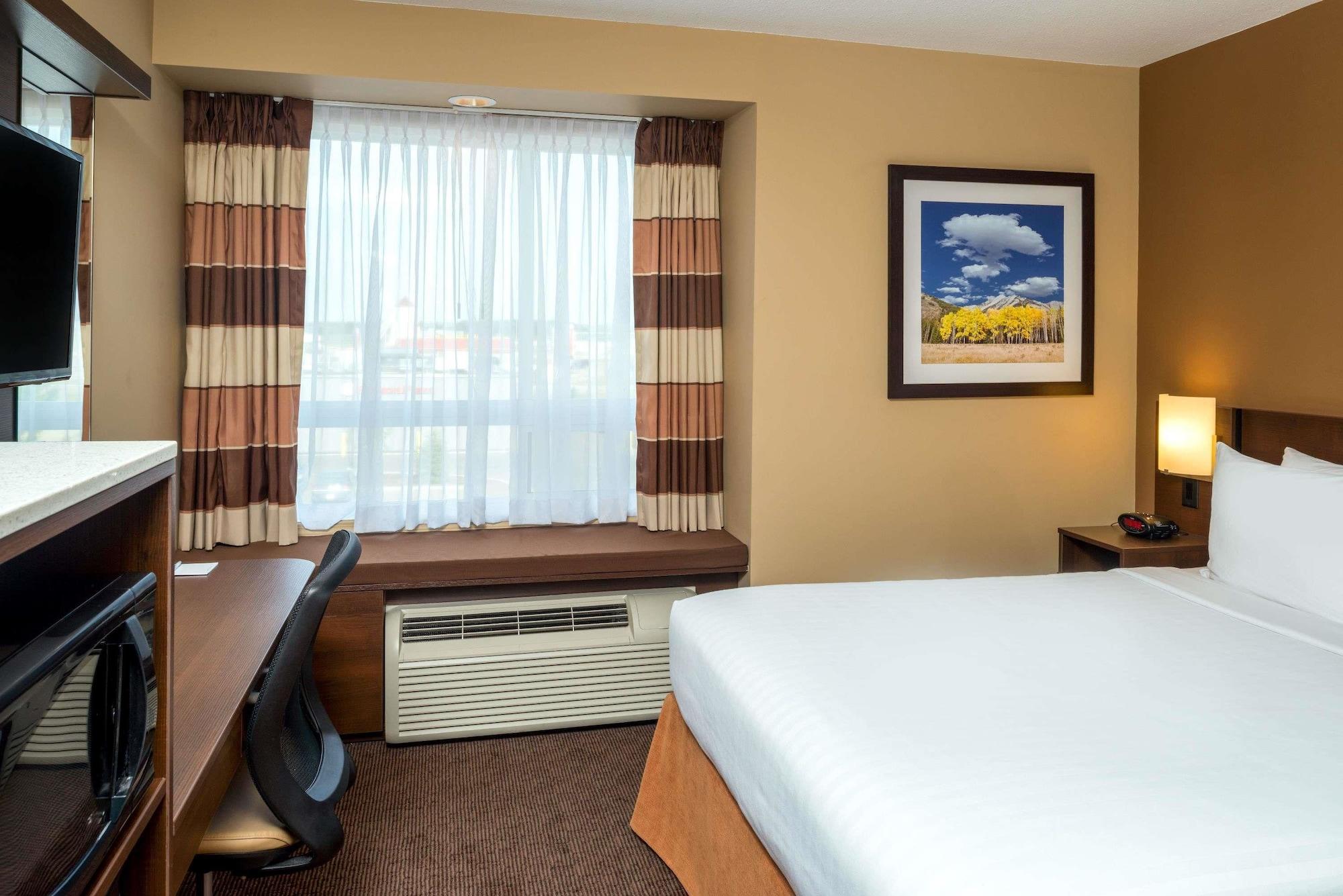 Microtel Inn & Suites By Wyndham Red Deer Exterior foto