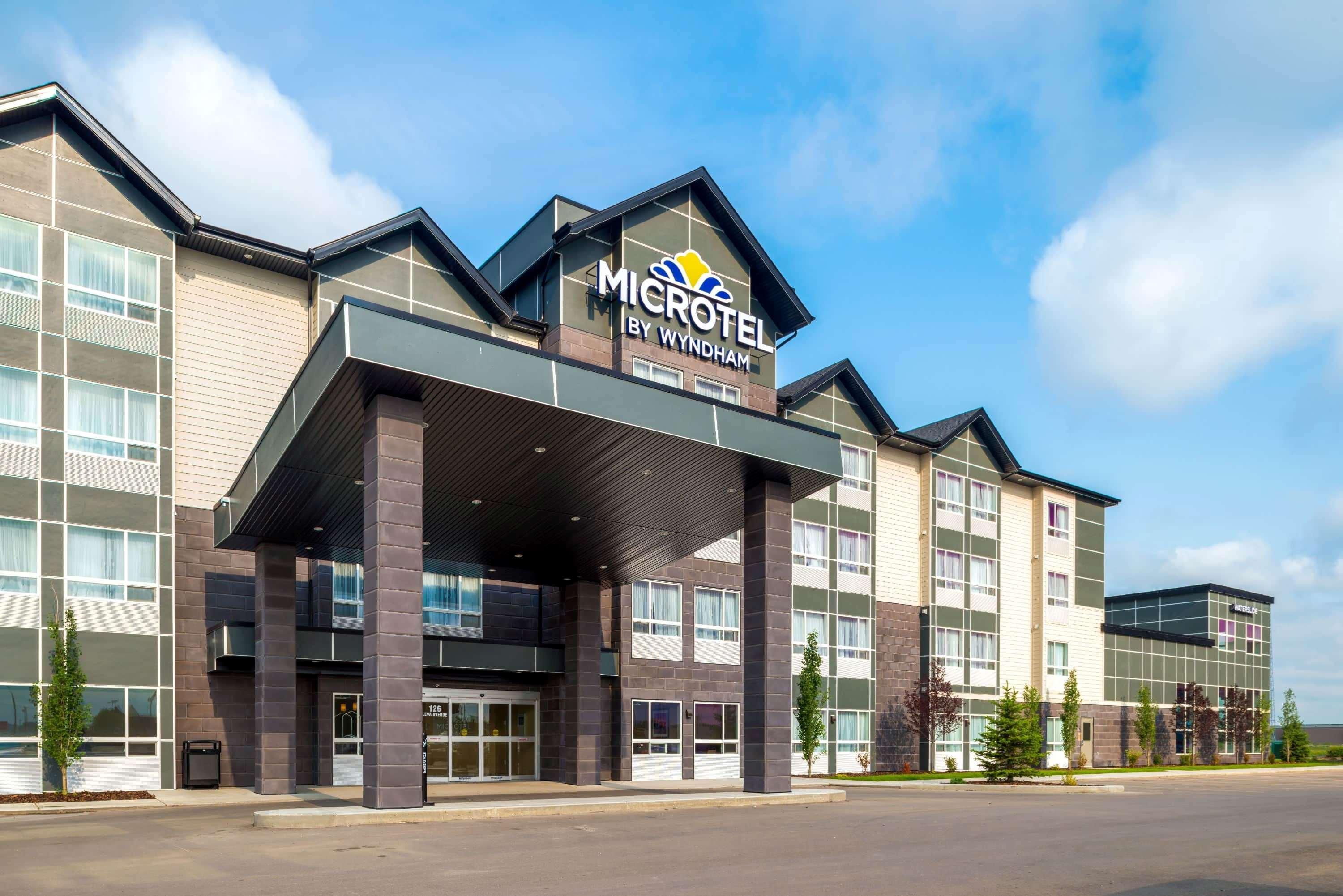 Microtel Inn & Suites By Wyndham Red Deer Exterior foto