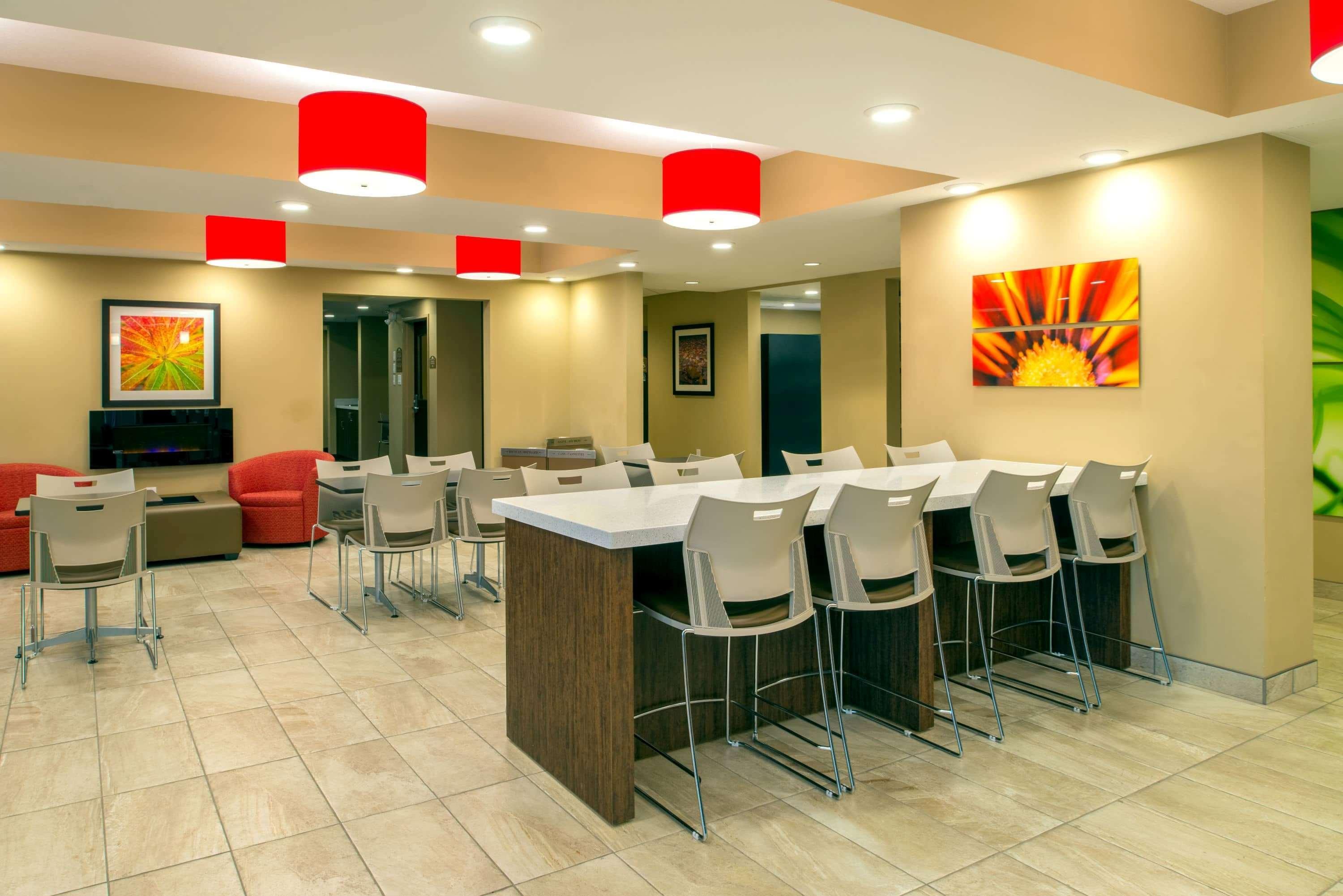 Microtel Inn & Suites By Wyndham Red Deer Exterior foto
