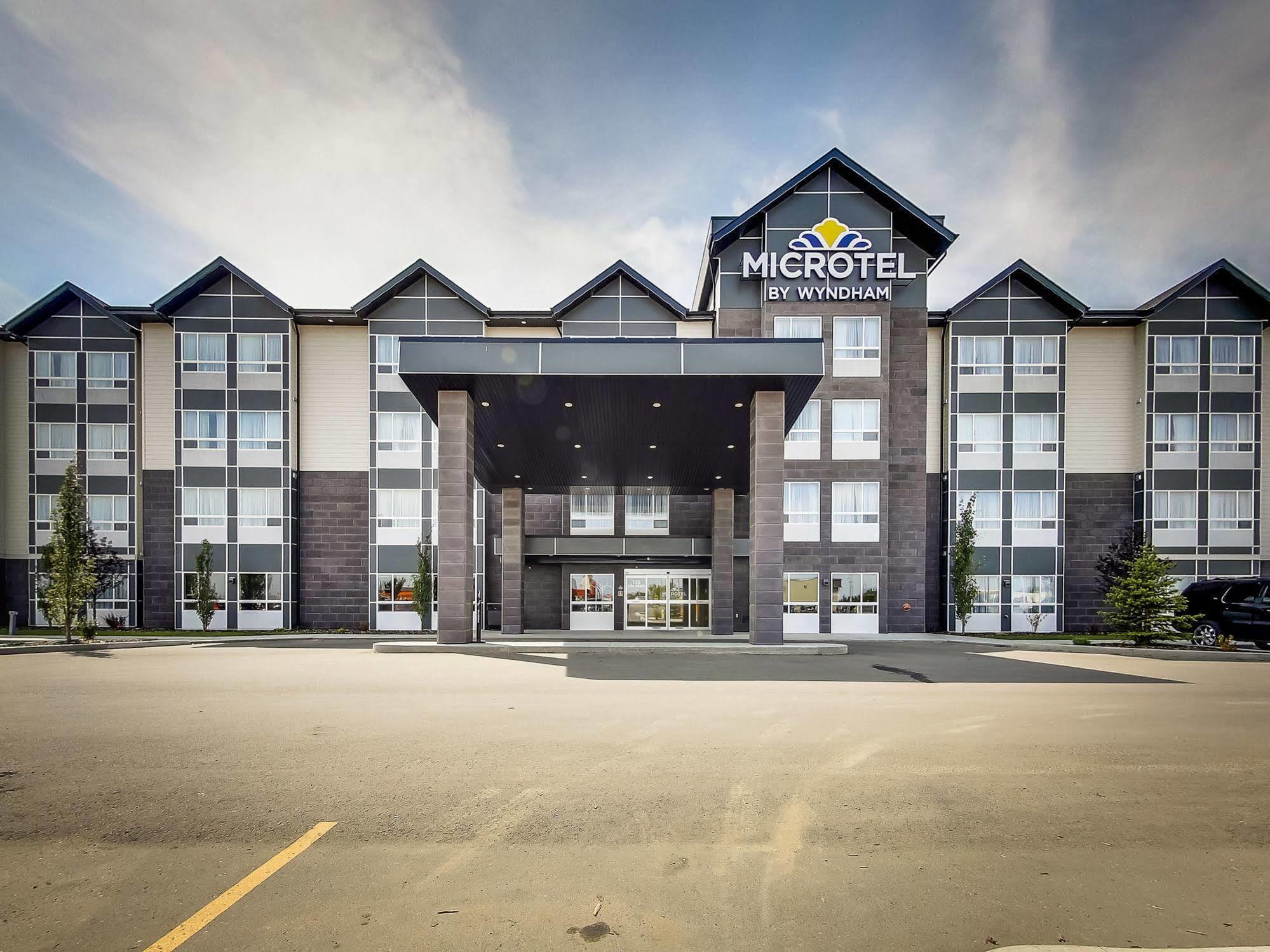 Microtel Inn & Suites By Wyndham Red Deer Exterior foto